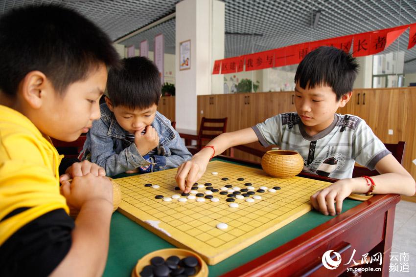魯甸縣卯家灣安置區，孩子們正在下棋。人民網 李發興 